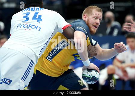 Jim Gottfridsson di Svezia in azione contro Karl Konan di Francia durante il Men's EHF EURO 2022 Semifinale match tra Francia e Svezia al MVM Dome il 28 gennaio 2022 a Budapest, Ungheria. Foto: Sanjin Strukic/PIXSELL Foto Stock