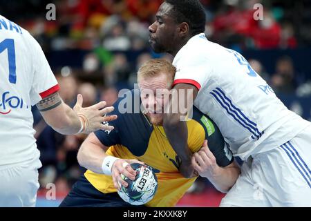 Jim Gottfridsson di Svezia in azione contro Karl Konan di Francia durante il Men's EHF EURO 2022 Semifinale match tra Francia e Svezia al MVM Dome il 28 gennaio 2022 a Budapest, Ungheria. Foto: Sanjin Strukic/PIXSELL Foto Stock