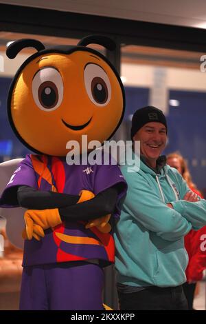 Mascotte della Coppa del mondo di Rugby League RugBee incontra i tifosi alla Scotland V Australia alla Coventry Arena, ottobre 2022 Foto Stock