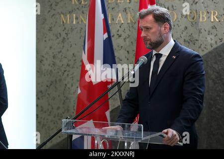 Il Ministro della Difesa croato Mario Banozic ha rilasciato una dichiarazione ai media riuniti dopo un incontro con il Ministro della Difesa del Regno Unito di Gran Bretagna e Irlanda del Nord presso il Ministero della Difesa di Zagabria, Croazia il 01 febbraio 2022. Foto: Goran Stanzl/PIXSELL Foto Stock