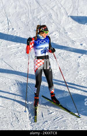 Vedrana Malec del Team Croatia gareggia durante la qualifica femminile di Cross-Country Sprint Free il giorno 4 dei Giochi Olimpici invernali di Pechino 2022 presso il Centro Nazionale di sci di fondo il 08 febbraio 2022 a Zhangjiakou, Cina. Foto: Jaki Franja/PIXSELL Foto Stock