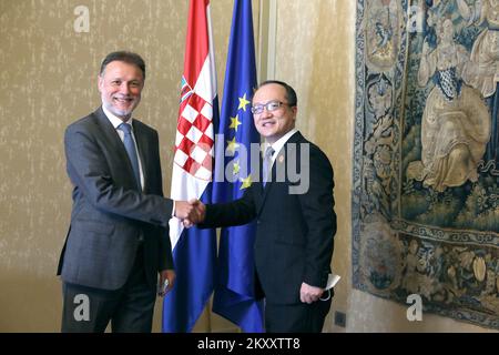 Oggi il Presidente del Parlamento croato Gordan Jandrokovic ha ricevuto la visita inaugurale dell'Ambasciatore della Repubblica popolare Cinese Qi Qianjin. , A Zagabria, Croazia, il 09 febbraio 2022. Foto: Patrik Macek/PIXSELL Foto Stock