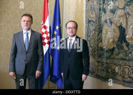 Oggi il Presidente del Parlamento croato Gordan Jandrokovic ha ricevuto la visita inaugurale dell'Ambasciatore della Repubblica popolare Cinese Qi Qianjin. , A Zagabria, Croazia, il 09 febbraio 2022. Foto: Patrik Macek/PIXSELL Foto Stock