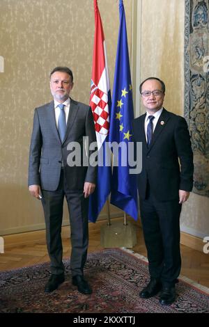 Oggi il Presidente del Parlamento croato Gordan Jandrokovic ha ricevuto la visita inaugurale dell'Ambasciatore della Repubblica popolare Cinese Qi Qianjin. , A Zagabria, Croazia, il 09 febbraio 2022. Foto: Patrik Macek/PIXSELL Foto Stock