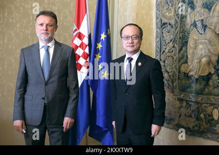 Oggi il Presidente del Parlamento croato Gordan Jandrokovic ha ricevuto la visita inaugurale dell'Ambasciatore della Repubblica popolare Cinese Qi Qianjin. , A Zagabria, Croazia, il 09 febbraio 2022. Foto: Patrik Macek/PIXSELL Foto Stock