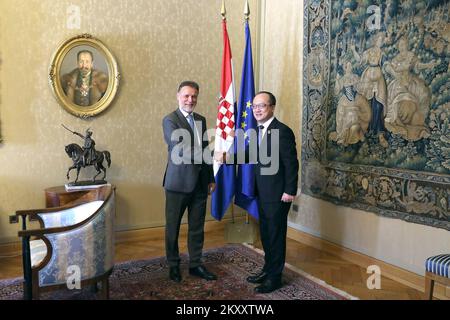 Oggi il Presidente del Parlamento croato Gordan Jandrokovic ha ricevuto la visita inaugurale dell'Ambasciatore della Repubblica popolare Cinese Qi Qianjin. , A Zagabria, Croazia, il 09 febbraio 2022. Foto: Patrik Macek/PIXSELL Foto Stock