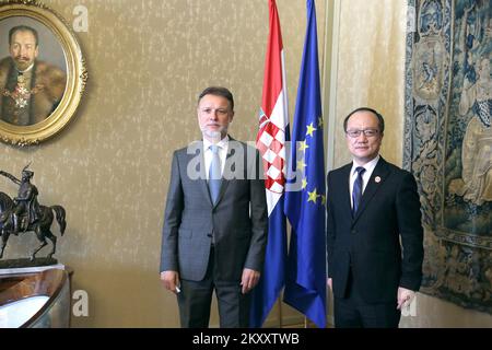 Oggi il Presidente del Parlamento croato Gordan Jandrokovic ha ricevuto la visita inaugurale dell'Ambasciatore della Repubblica popolare Cinese Qi Qianjin. , A Zagabria, Croazia, il 09 febbraio 2022. Foto: Patrik Macek/PIXSELL Foto Stock