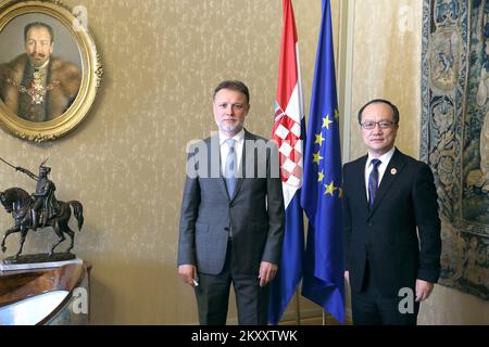 Oggi il Presidente del Parlamento croato Gordan Jandrokovic ha ricevuto la visita inaugurale dell'Ambasciatore della Repubblica popolare Cinese Qi Qianjin. , A Zagabria, Croazia, il 09 febbraio 2022. Foto: Patrik Macek/PIXSELL Foto Stock