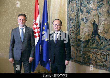 Oggi il Presidente del Parlamento croato Gordan Jandrokovic ha ricevuto la visita inaugurale dell'Ambasciatore della Repubblica popolare Cinese Qi Qianjin. , A Zagabria, Croazia, il 09 febbraio 2022. Foto: Patrik Macek/PIXSELL Foto Stock