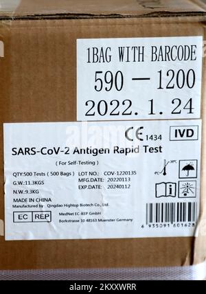 Il 10 febbraio 2022 i vigili del fuoco hanno superato i test antigenici rapidi a Sibenik, Croazia. È iniziata la distribuzione dei test antigenici al COVID-19 per le scuole della contea di Sibenik-Knin. Il Ministero della Scienza e dell'Educazione sta preparando l'organizzazione dell'attuazione di misure di autotest per gli studenti. I test saranno effettuati su base volontaria, saranno condotti da genitori o tutori degli studenti il lunedì prima delle lezioni, e il suo obiettivo principale è quello di abolire la misura di autoisolamento per tutti gli studenti con risultati negativi. L'idea è che solo quegli studenti che sono positivi sul te veloce Foto Stock