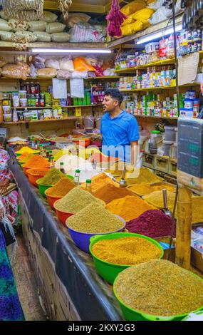 Venditore di spezie in negozio a Aqaba Giordania Foto Stock