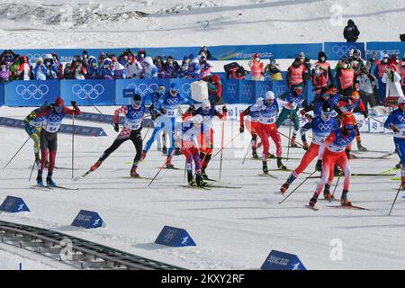 Concorrenti nella disciplina dello sci di fondo durante le Olimpiadi invernali di Pechino, Cina, il 19 febbraio 2022. Il russo Alexander Bolsunov (25) ha vinto il titolo di vincitore olimpico nella maratona di sci di fondo alle Olimpiadi invernali di Pechino, mentre il rappresentante croato Marko Skender ha vinto il 57th° posto. Foto: Jaki Franja/PIXSELL Foto Stock