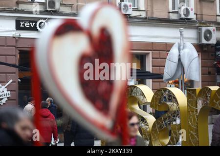 Installazione Pluca grada (polmoni della città) visto a Sarajevo, Bosnia-Erzegovina, il 21 febbraio 2022. I polmoni della città sono fatti di materiale bianco, e in pochi giorni hanno cambiato colore sotto l'influenza di particelle tossiche nell'aria Foto: Armin Durgut/PIXSELL Foto Stock