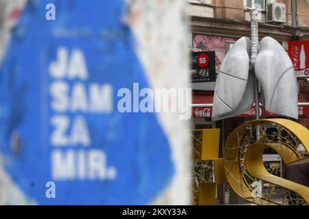 Installazione Pluca grada (polmoni della città) visto a Sarajevo, Bosnia-Erzegovina, il 21 febbraio 2022. I polmoni della città sono fatti di materiale bianco, e in pochi giorni hanno cambiato colore sotto l'influenza di particelle tossiche nell'aria Foto: Armin Durgut/PIXSELL Foto Stock