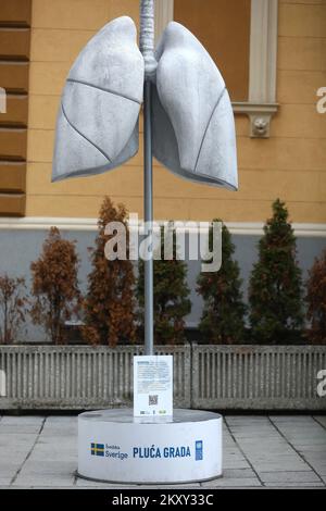 Installazione Pluca grada (polmoni della città) visto a Sarajevo, Bosnia-Erzegovina, il 21 febbraio 2022. I polmoni della città sono fatti di materiale bianco, e in pochi giorni hanno cambiato colore sotto l'influenza di particelle tossiche nell'aria Foto: Armin Durgut/PIXSELL Foto Stock