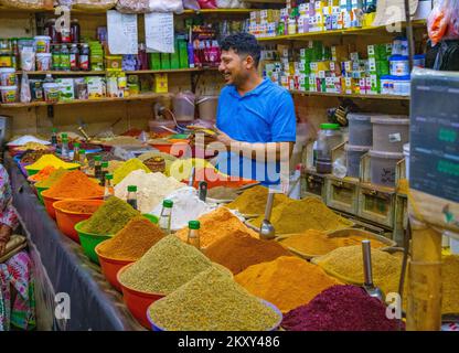 Venditore di spezie in negozio a Aqaba Giordania Foto Stock