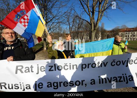 La gente si riunisce in Piazza della Repubblica francese per protestare contro l'attacco della Russia all'Ucraina, a Zagabria, in Croazia, il 24 febbraio 2022. Foto: Robert Anic/PIXSELL Foto Stock