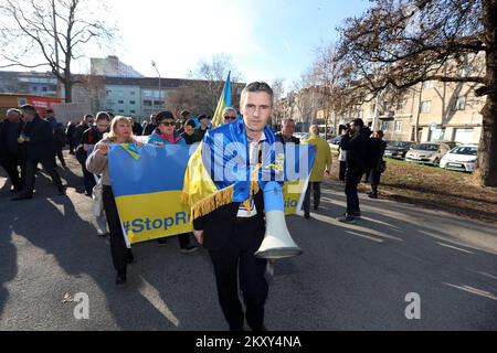 La gente si riunisce in Piazza della Repubblica francese per protestare contro l'attacco della Russia all'Ucraina, a Zagabria, in Croazia, il 24 febbraio 2022. Foto: Robert Anic/PIXSELL Foto Stock