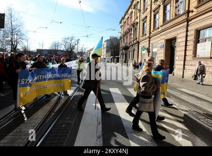 La gente si riunisce in Piazza della Repubblica francese per protestare contro l'attacco della Russia all'Ucraina, a Zagabria, in Croazia, il 24 febbraio 2022. Foto: Robert Anic/PIXSELL Foto Stock