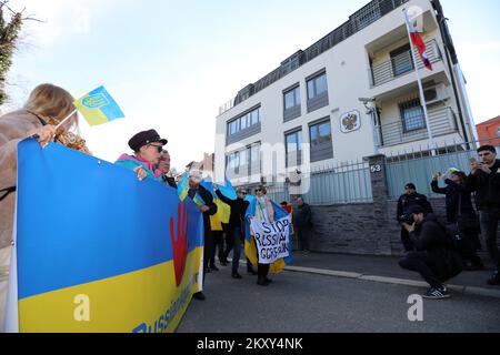 La gente si riunisce in Piazza della Repubblica francese per protestare contro l'attacco della Russia all'Ucraina, a Zagabria, in Croazia, il 24 febbraio 2022. Foto: Robert Anic/PIXSELL Foto Stock