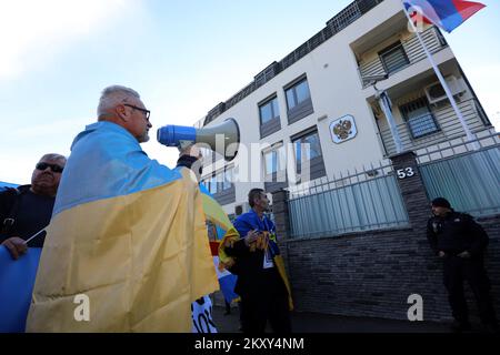 La gente si riunisce in Piazza della Repubblica francese per protestare contro l'attacco della Russia all'Ucraina, a Zagabria, in Croazia, il 24 febbraio 2022. Foto: Robert Anic/PIXSELL Foto Stock