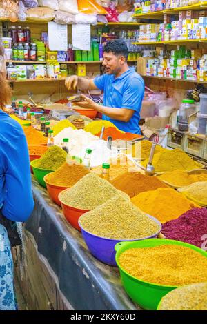 Venditore di spezie in negozio a Aqaba Giordania Foto Stock