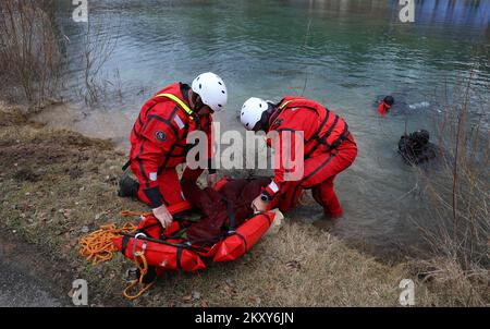 Attività internazionale di salvataggio delle acque Laghi di Plitvice 2022. Si è tenuto nei laghi di Plitvice vicino a Gospic, Croazia il 25 febbraio 2022. La presentazione delle capacità e delle nuove tecnologie del gruppo subacqueo specializzato nell'ambito del modulo di salvataggio dell'unità di intervento statale per la protezione civile della direzione protezione civile del Ministero dell'interno si è svolta sul fiume Korana, vicino ai laghi di Plitvice. Nella parte dimostrativa dell'esercizio, i membri del gruppo subacqueo specializzato dell'unità d'intervento statale CZ e la squadra subacquea della Repubblica di Slovenia hanno dimostrato la ricerca Foto Stock