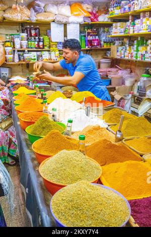 Venditore di spezie in negozio a Aqaba Giordania Foto Stock