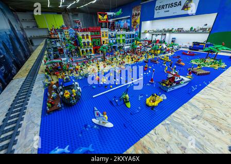 Foto scattata il 07 febbraio 2022 mostra una Lego City lunga 5 metri  realizzata dal collezionista Dinko Petz, a Djakovo, Croazia. Foto: Davor  Javorovic/PIXSELL Foto stock - Alamy