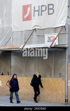 La foto scattata il 2 marzo 2022 mostra la Banca Nazionale Croata a Zagabria, Croazia. La Roatian Postal Bank assume il controllo della Sberbank di proprietà russa in Croazia. Foto: Patrik Macek/PIXSELL Foto Stock