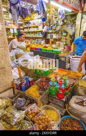 Venditore di spezie in negozio a Aqaba Giordania Foto Stock