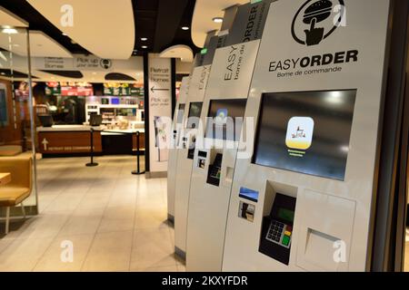 PARIGI - 08 AGOSTO 2015: Ristorante interno McDonald's. McDonald's è la più grande catena di ristoranti fast food al mondo, fondata nell'ONU Foto Stock