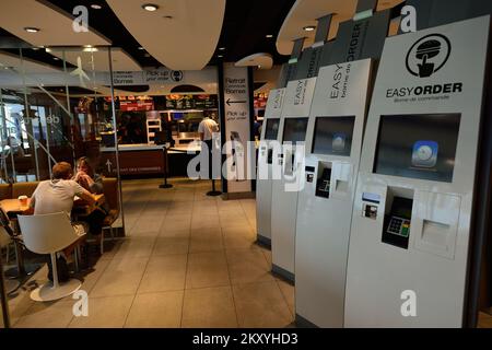 PARIGI - 08 AGOSTO 2015: Ristorante interno McDonald's. McDonald's è la più grande catena di ristoranti fast food al mondo, fondata nell'ONU Foto Stock