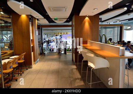 PARIGI - 08 AGOSTO 2015: Ristorante interno McDonald's. McDonald's è la più grande catena di ristoranti fast food al mondo, fondata nell'ONU Foto Stock