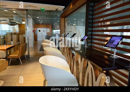 PARIGI - 08 AGOSTO 2015: Ristorante interno McDonald's. McDonald's è la più grande catena di ristoranti fast food al mondo, fondata nell'ONU Foto Stock