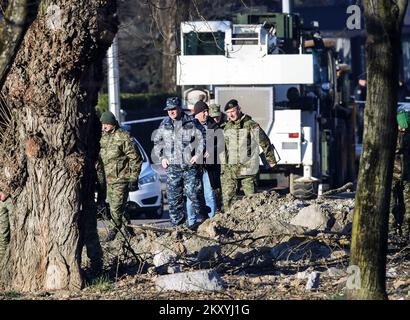 Foto scattata il 12 marzo 2022, mostra un luogo in cui il drone Tu-141 Strizh si è schiantato a Zagabria, in Croazia. Una forte detonazione sconvolse i residenti della parte occidentale di Zagabria tardo Giovedi notte. E' stato confermato che il drone risale all'epoca sovietica, ma non si sa come si sia schiantato a Zagabria. Data l'attuale situazione nell'Europa orientale, si sospetta che il drone provenga dall'Ucraina o dalla Russia. Foto: Zeljko Hladika/PIXSELL Foto Stock