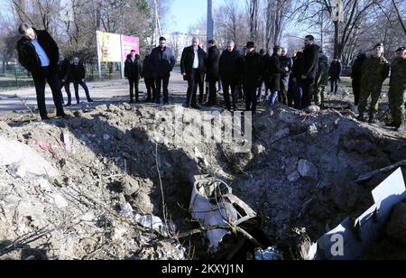 Foto scattata il 12 marzo 2022, mostra il relitto del drone Tu-141 Strizh a Zagabria, Croazia il 12 marzo 2022. Una forte detonazione sconvolse i residenti della parte occidentale di Zagabria tardo Giovedi notte. E' stato confermato che il drone risale all'epoca sovietica, ma non si sa come si sia schiantato a Zagabria. Data l'attuale situazione nell'Europa orientale, si sospetta che il drone provenga dall'Ucraina o dalla Russia. Foto: Zeljko Hladika/PIXSELL Foto Stock