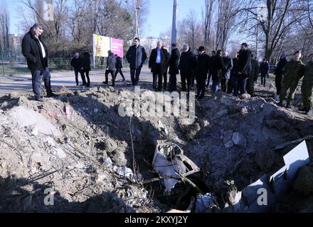 Foto scattata il 12 marzo 2022, mostra il relitto del drone Tu-141 Strizh a Zagabria, Croazia il 12 marzo 2022. Una forte detonazione sconvolse i residenti della parte occidentale di Zagabria tardo Giovedi notte. E' stato confermato che il drone risale all'epoca sovietica, ma non si sa come si sia schiantato a Zagabria. Data l'attuale situazione nell'Europa orientale, si sospetta che il drone provenga dall'Ucraina o dalla Russia. Foto: Zeljko Hladika/PIXSELL Foto Stock