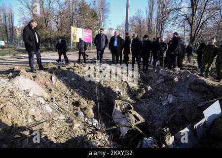 Foto scattata il 12 marzo 2022, mostra il relitto del drone Tu-141 Strizh a Zagabria, Croazia il 12 marzo 2022. Una forte detonazione sconvolse i residenti della parte occidentale di Zagabria tardo Giovedi notte. E' stato confermato che il drone risale all'epoca sovietica, ma non si sa come si sia schiantato a Zagabria. Data l'attuale situazione nell'Europa orientale, si sospetta che il drone provenga dall'Ucraina o dalla Russia. Foto: Zeljko Hladika/PIXSELL Foto Stock