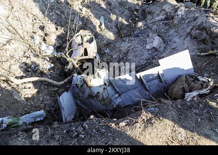 Foto scattata il 12 marzo 2022, mostra il relitto del drone Tu-141 Strizh a Zagabria, Croazia il 12 marzo 2022. Una forte detonazione sconvolse i residenti della parte occidentale di Zagabria tardo Giovedi notte. E' stato confermato che il drone risale all'epoca sovietica, ma non si sa come si sia schiantato a Zagabria. Data l'attuale situazione nell'Europa orientale, si sospetta che il drone provenga dall'Ucraina o dalla Russia. Foto: Zeljko Hladika/PIXSELL Foto Stock