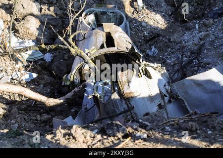 Foto scattata il 12 marzo 2022, mostra il relitto del drone Tu-141 Strizh a Zagabria, Croazia il 12 marzo 2022. Una forte detonazione sconvolse i residenti della parte occidentale di Zagabria tardo Giovedi notte. E' stato confermato che il drone risale all'epoca sovietica, ma non si sa come si sia schiantato a Zagabria. Data l'attuale situazione nell'Europa orientale, si sospetta che il drone provenga dall'Ucraina o dalla Russia. Foto: Zeljko Hladika/PIXSELL Foto Stock