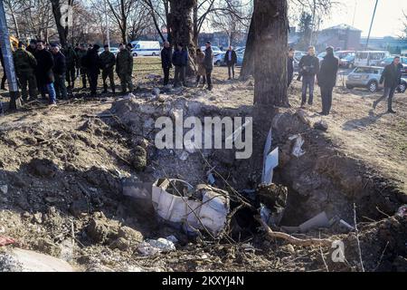 Foto scattata il 12 marzo 2022, mostra il relitto del drone Tu-141 Strizh a Zagabria, Croazia il 12 marzo 2022. Una forte detonazione sconvolse i residenti della parte occidentale di Zagabria tardo Giovedi notte. E' stato confermato che il drone risale all'epoca sovietica, ma non si sa come si sia schiantato a Zagabria. Data l'attuale situazione nell'Europa orientale, si sospetta che il drone provenga dall'Ucraina o dalla Russia. Foto: Zeljko Hladika/PIXSELL Foto Stock