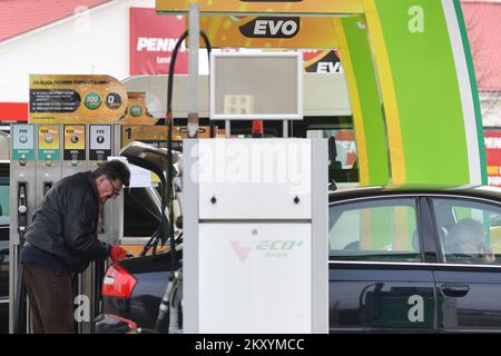 I croati si recheranno nel paese vicino per acquistare carburante presso le stazioni di servizio di Lenti, in Ungheria, il 15 marzo 2022. I croati acquistano carburante presso le stazioni di servizio ungheresi perché è una soluzione più economica. MOL, una multinazionale del settore petrolifero e del gas, ha recentemente venduto in media 5 milioni di litri al giorno e oggi 15 milioni di litri di carburante. A causa del grande afflusso di stranieri, anche l'Ungheria ha imposto delle restrizioni. Vale a dire, i camionisti stranieri di peso superiore a tre tonnellate e mezzo non possono più acquistare a un prezzo agevolato, mentre i camionisti di autovetture possono ancora acquistare carburante a un prezzo migliore - senza limitazioni Foto Stock