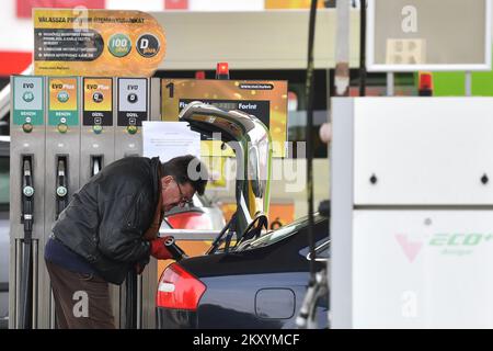 I croati si recheranno nel paese vicino per acquistare carburante presso le stazioni di servizio di Lenti, in Ungheria, il 15 marzo 2022. I croati acquistano carburante presso le stazioni di servizio ungheresi perché è una soluzione più economica. MOL, una multinazionale del settore petrolifero e del gas, ha recentemente venduto in media 5 milioni di litri al giorno e oggi 15 milioni di litri di carburante. A causa del grande afflusso di stranieri, anche l'Ungheria ha imposto delle restrizioni. Vale a dire, i camionisti stranieri di peso superiore a tre tonnellate e mezzo non possono più acquistare a un prezzo agevolato, mentre i camionisti di autovetture possono ancora acquistare carburante a un prezzo migliore - senza limitazioni Foto Stock