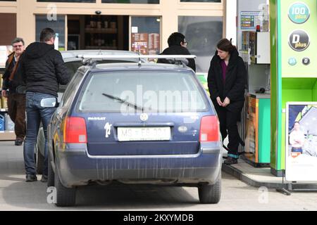 I croati si recheranno nel paese vicino per acquistare carburante presso le stazioni di servizio di Lenti, in Ungheria, il 15 marzo 2022. I croati acquistano carburante presso le stazioni di servizio ungheresi perché è una soluzione più economica. MOL, una multinazionale del settore petrolifero e del gas, ha recentemente venduto in media 5 milioni di litri al giorno e oggi 15 milioni di litri di carburante. A causa del grande afflusso di stranieri, anche l'Ungheria ha imposto delle restrizioni. Vale a dire, i camionisti stranieri di peso superiore a tre tonnellate e mezzo non possono più acquistare a un prezzo agevolato, mentre i camionisti di autovetture possono ancora acquistare carburante a un prezzo migliore - senza limitazioni Foto Stock