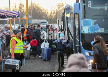 I rifugiati ucraini aspettano il trasporto dopo essere arrivati ad un valico di frontiera a Vysne Nemecke, Slovacchia, 16 marzo 2022. Foto: Matija Habljak/PIXSELL Foto Stock