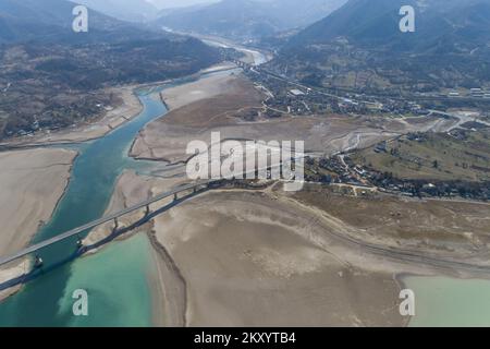 Il lago Jablanicko può essere visto nella foto a Liscici, Bosnia-Erzegovina il 21 marzo 2022. Dopo che il lago Jablanicko quasi completamente asciugato alcune settimane fa, oggi la situazione è un po 'meglio, l'acqua è versato nel letto del fiume. All'inizio del secondo mese, l'acqua del lago di Jablanica si è ritirata, lasciando dietro scene inquietanti di depressioni del lago esposte. Foto: Armin Durgut/PIXSELL Foto Stock