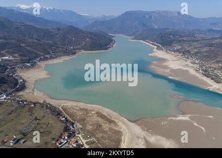 Il lago Jablanicko può essere visto nella foto a Liscici, Bosnia-Erzegovina il 21 marzo 2022. Dopo che il lago Jablanicko quasi completamente asciugato alcune settimane fa, oggi la situazione è un po 'meglio, l'acqua è versato nel letto del fiume. All'inizio del secondo mese, l'acqua del lago di Jablanica si è ritirata, lasciando dietro scene inquietanti di depressioni del lago esposte. Foto: Armin Durgut/PIXSELL Foto Stock