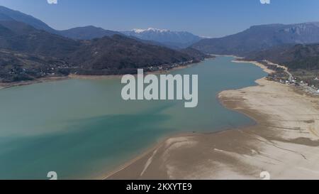 Il lago Jablanicko può essere visto nella foto a Liscici, Bosnia-Erzegovina il 21 marzo 2022. Dopo che il lago Jablanicko quasi completamente asciugato alcune settimane fa, oggi la situazione è un po 'meglio, l'acqua è versato nel letto del fiume. All'inizio del secondo mese, l'acqua del lago di Jablanica si è ritirata, lasciando dietro scene inquietanti di depressioni del lago esposte. Foto: Armin Durgut/PIXSELL Foto Stock