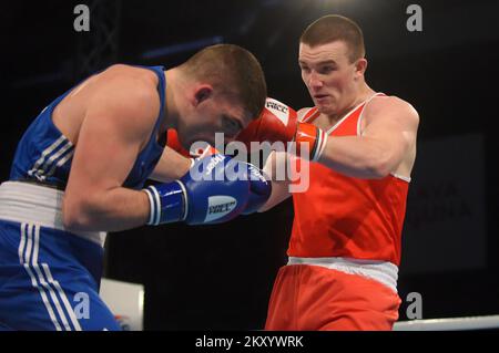 Jack Michael Marley d'Irlanda (rosso) combatte Roberto Lizzi d'Italia (blu) durante il Campionato europeo di Boxing EUBC U22 Heavyweight (86-92kg) incontro finale maschile alla Intersport Hall il 23 marzo 2022 a Porec, Croazia. Foto: SASA Miljevic/PIXSELL Foto Stock